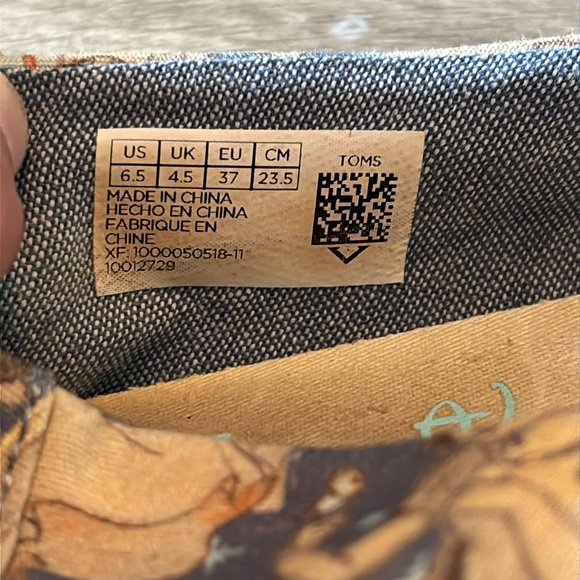 Disney X Toms Snow White slip on shoes size 6.5 - Picture 4 of 5